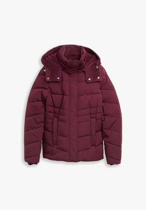 Burgundska insulated jakna s kapuljačom, kviltani dizajn, prednji zip i akcenti s gumbima. Ima bočne džepove i visoki ovratnik.