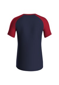 T-shirt à manches courtes avec un corps bleu marine et des manches raglan rouges. Fabriqué en matériau léger avec une texture lisse. Design simple, sans motifs.