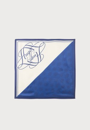 Quadratischer Schal mit halb weißen und halb blauen Bereichen, blauer Umrandung, handschriftlichem "Hugo"-Schriftzug im weißen Bereich und subtilen gemusterten Logos im blauen Bereich.
