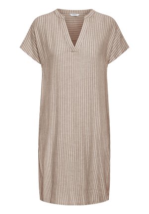 Beige knælængde kjole med lodrette hvide striber, korte ærmer og en V-udskæring med en lille notch.