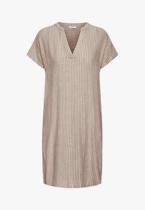 Robe beige longueur genou avec des rayures blanches verticales, manches courtes et un décolleté en V avec une légère encoche.