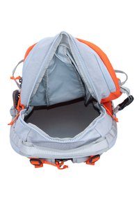Grauer Rucksack mit leuchtend orangefarbenen Akzenten, ausgestattet mit einem geräumigen Innenraum, doppelten Reißverschlussverschlüssen und verstellbaren Trägern.