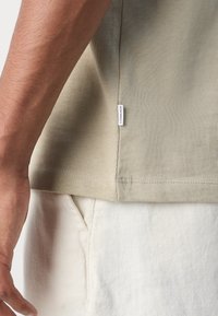 Lindbergh O NECK TEE OVERSIZE - Tricou basic - light khaki