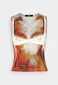 Bezrękawnik z gradientowym wzorem w kolorze pomarańczowym, czerwonym i białym. Wykonany z teksturowanej dzianiny, z okrągłym dekoltem.