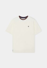 Camiseta color crema de mangas cortas, con un cuello de canalé que presenta detalles en burdeos, amarillo y morado, y un pequeño logo bordado en el pecho.