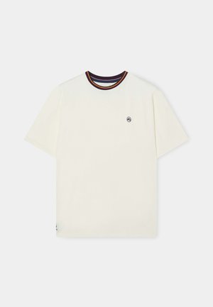 Camiseta color crema de mangas cortas, con un cuello de canalé que presenta detalles en burdeos, amarillo y morado, y un pequeño logo bordado en el pecho.