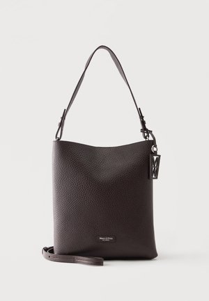 Sac à bandoulière en cuir texturé marron foncé avec une seule sangle et une petite étiquette métallique suspendue sur le côté.