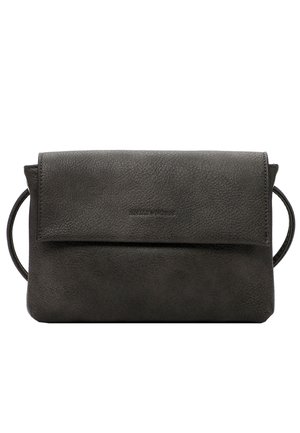 Sac à main en cuir noir avec une finition texturée, doté d'une fermeture rabat et de deux poignées latérales. Design minimaliste sans quincaillerie ou accents supplémentaires.