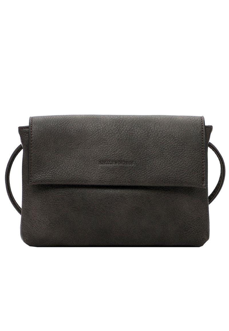 Sac à main en cuir noir avec une finition texturée, doté d'une fermeture rabat et de deux poignées latérales. Design minimaliste sans quincaillerie ou accents supplémentaires.