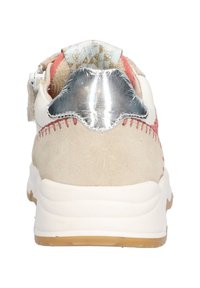 Sneaker met een beige suède bovenkant, zilveren metalen hielaccent, koraalkleurige stiksels, textuur binnenvoering en een witte rubberen zool.