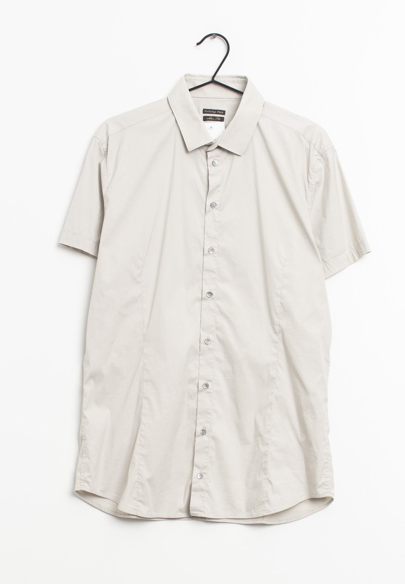 Maglietta a maniche corte di colore grigio chiaro, realizzata in tessuto morbido, con colletto a punta e chiusura con bottoni, appesa a un gancio nero.