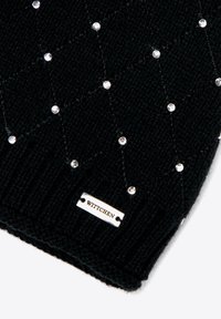 Czarna dzianinowa czapka z wzorem w diamenty, ozdobiona przezroczystymi kryształkami, posiada metalową metk�ę z logo „WITTCHEN” z boku.