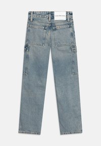 Jasnoniebieskie dżinsy o prostych nogawkach, z wieloma kieszeniami i metką marki na tylnym pasie. Czysty design i średni odcień prania.