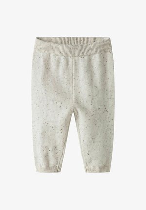 Kremfargede, strikkede babybukser med brune flekker, ribbestrikket midjebånd og ribbestrikkede mansjetter.