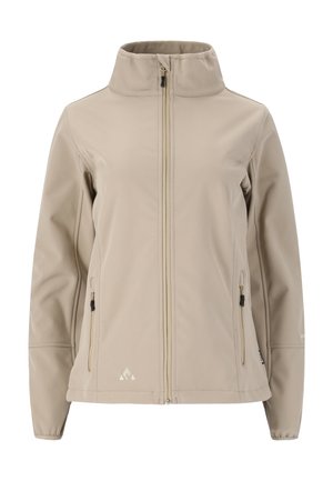 Beige softshell jakke med høj krave, frontlynlås, to sidelommer og et diskret logo-design nær kanten. Glat tekstur.