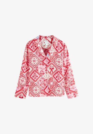 Rdeča in roza pižama s potiskom geometričnih vzorcev, src in cvetličnih motivov, izdelana iz gladkega blaga s klasičnim ovratnikom.