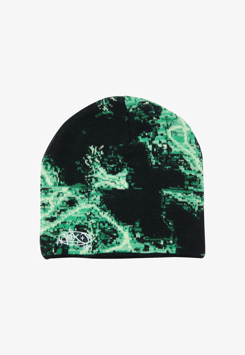 Gorro negro con un patrón de camuflaje abstracto en verde. Hecho de tela de punto, cuenta con un logotipo bordado en blanco en el borde inferior.