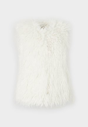 Hvid falsk pelskot med en løs, fluffy tekstur, der har et kravefrit design og åbninger til arme. Ingen synlige lukninger.