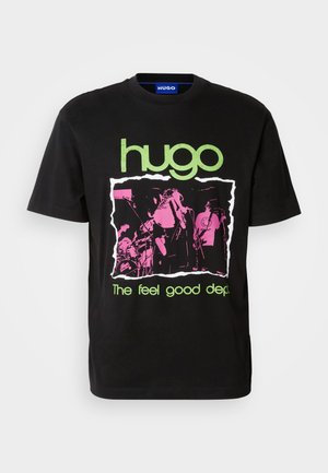 Černé bavlněné tričko s zeleným logem "hugo", růžovou grafikou s obrazem kapely a textem "The feel good dep." v zelené barvě.