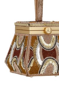 Sac à main perlé avec un motif géométrique en or, bronze et argent. Il a une forme structurée avec une fermeture à fermoir et une anse supérieure.