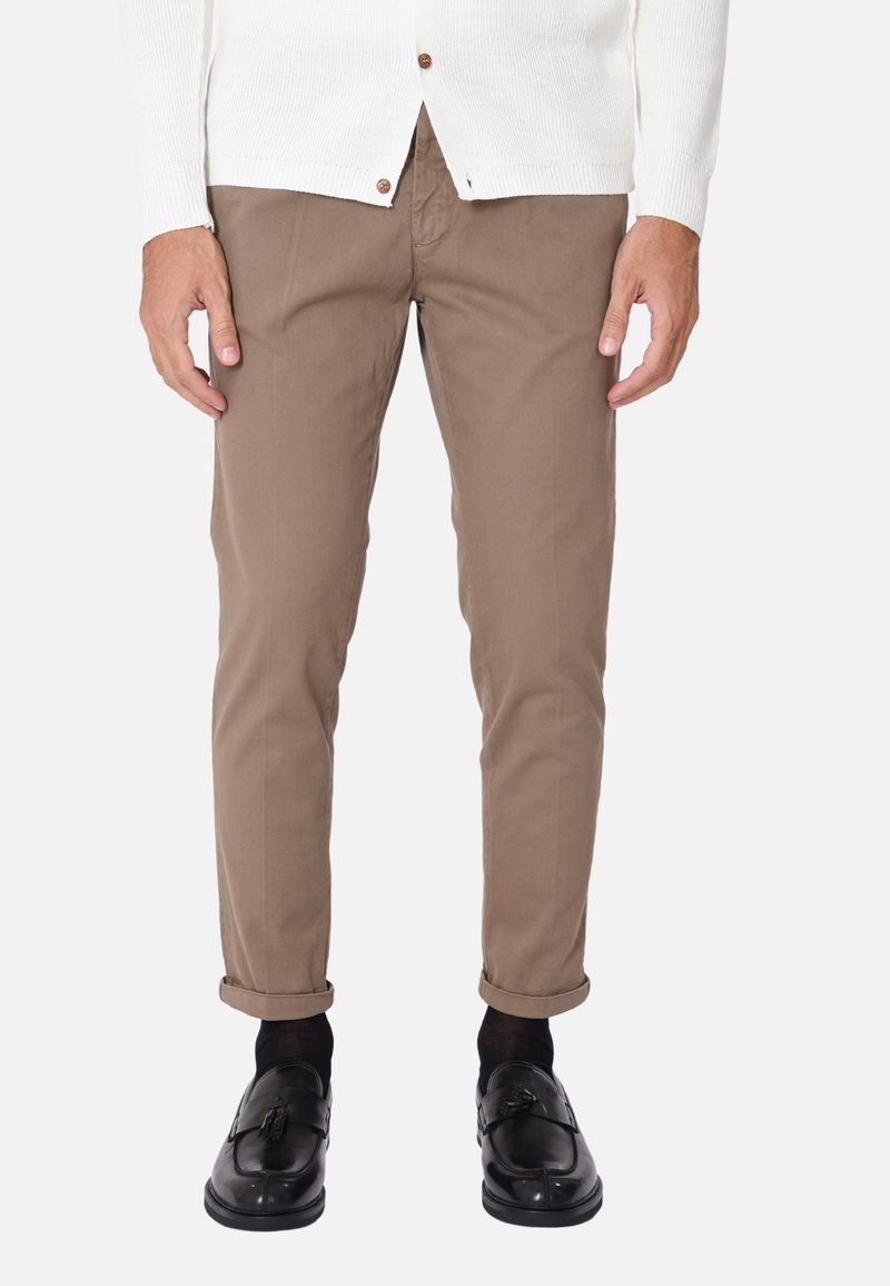 Chino marroni chiari in cotone, con una vestibilità slim, orli arrotolati e tasche frontali. Abbinate a mocassini neri e calzini scuri.