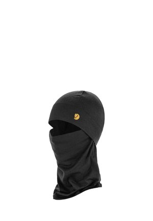 Cagoule noire avec un emblème doré, couvrant la tête et le cou et laissant une ouverture pour les yeux.