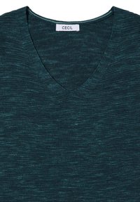Tealowy sweter w kształcie litery V z dzianiny o strukturalnej fakturze. Posiada gładką linię dekoltu oraz delikatny melanżowy wzór w całej powierzchni. Widoczna etykieta marki.