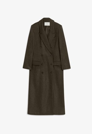 Cappotto in lana doppiopetto di colore verde oliva scuro, con colletto a serafino, due tasche frontali e bottoni neri. Texture liscia, design lungo fino al ginocchio.