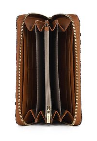 Portafoglio marrone in pelle con zip, aperto per mostrare più scomparti per carte e un compartimento centrale con zip per monete.