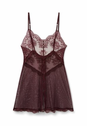 Burgundy spets klänning med blommönster, justerbara axelremmar, genomskinlig textur och en vågig fåll. Knappdetaljer fram.