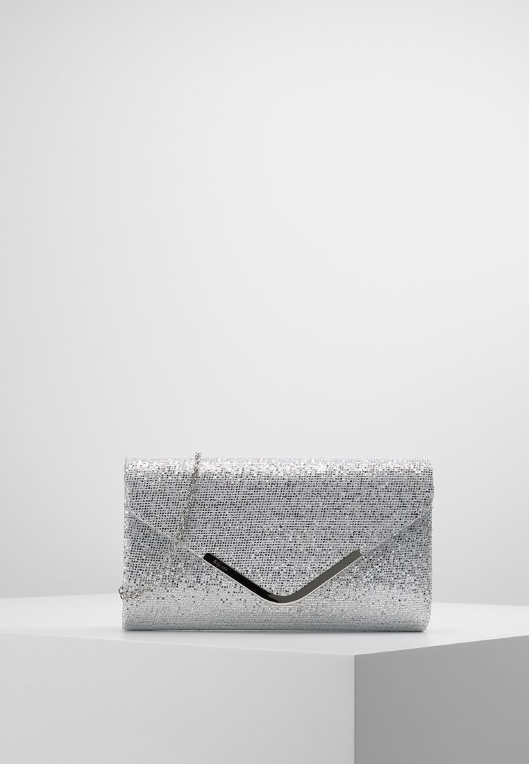 Pochette enveloppante en argent pailleté avec une chaîne en argent et un accent métallique en forme de V sur le rabat.