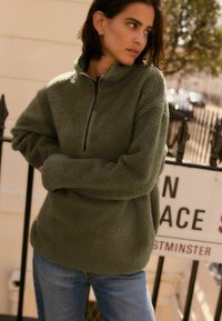 Next OUTDOOR BORG QUARTER ZIP - Fleece trui - olive green