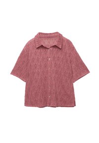 Frambozenroze shirt met korte mouwen en een diamanten kant breipatroon, met een kraag en een knoopsluiting aan de voorkant. Zacht, textuurstof.