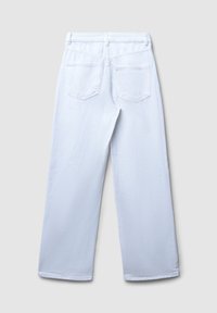 Pantaloni bianchi a gamba larga con due tasche posteriori e passanti per cintura, mostrati da dietro su uno sfondo chiaro e uniforme.