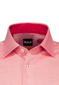 Rotes gemustertes Hemd mit einem kontrastierenden rosa Kragen, versehen mit einem schwarzen Etikett und weißen Knöpfen. Das Material hat eine strukturierte Webart.