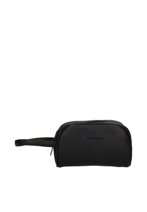Borsa da toilette in pelle nera con texture, dotata di un manico per il polso e una zip superiore, con il logo "pierre cardin" impresso sul fronte.