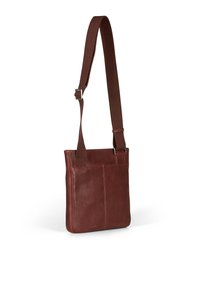 Brun läder crossbody-väska med en slät textur, justerbar tygrem och minimalistisk design. Har en framficka med sömnad.