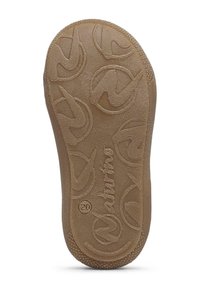 Suola di scarpa in gomma marrone con superficie testurizzata caratterizzata da motivi circolari e un logo. Angoli arrotondati con una zona tallonare leggermente sollevata.