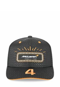 Czarna czapka z podsaletnią teksturą w wzór diamentowy, z pomarańczowymi akcentami. Na przodzie widnieje napis "Zespół McLaren Formula 1" w wypukłych literach.