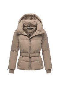 Beige gewatteerde jas met een hoge kraag, ritssluiting en een ceintuur in de taille. Heeft zijzakken en geribbelde manchetten. Materialen lijken zacht en warm.