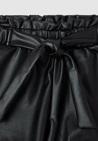 Pantaloni in finta pelle nera con una vita elastica arricciata, caratterizzati da un dettaglio di cintura annodata e una superficie liscia e lucida.