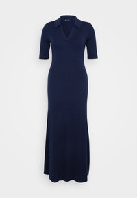 Robe maxi en tricot bleu marine avec col en V et manches courtes. Présente une texture côtelée et une fente sur le côté pour faciliter les mouvements.