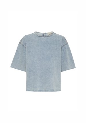 Jasnoniebieska denimowa bluzka z krótkim rękawem, okrągłym dekoltem i surowym wykończeniem. Posiada subtelne detale w przeszyciach i luźny krój.