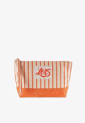 Bolsa rayada de tela beige y naranja, con una textura suave, cierre de cremallera y una etiqueta con el logo "LOIS" en cursiva.