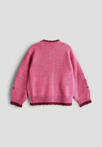 Rosa Pullover mit geripptem Ausschnitt, Bündchen und Saum. Die Bündchen haben ein kleines Knopfdetail. Strukturiertes Strickdesign, lockere Passform.
