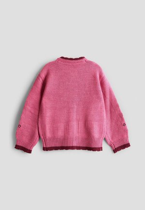 Rosa Pullover mit geripptem Ausschnitt, Bündchen und Saum. Die Bündchen haben ein kleines Knopfdetail. Strukturiertes Strickdesign, lockere Passform.