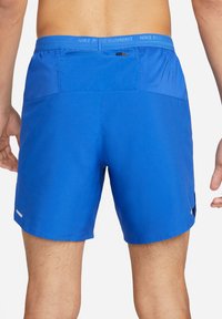 Nike Performance STRIDE SHORT - Pantalón corto de deporte - game royal black black