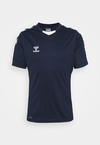 T-shirt de sport bleu marine à manches courtes avec logo hummel blanc et motifs en chevrons sur les épaules, col en V et tissu léger.
