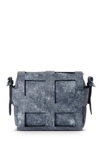 Denim Umhängetasche mit eckiger Form, aus strukturiertem blauen Stoff, mit geometrischen Ausschnitten und verstellbarem Lederriemen. Mit silbernen Hardware-Akzenten.