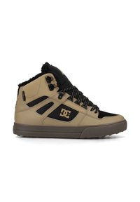 Smėlio ir juodos spalvos aukštakulniai sportbačiai su tekstūruotu paviršiumi, stori juodi raišteliai, pūkinis apvadas ir logotipas šone. Guma pagrindas.